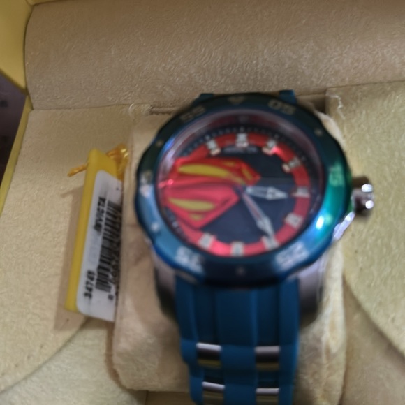 NWT Superman Invicta Watch with hard case and gift box - Picture 16 of 16